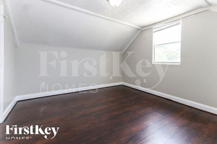 Building Photo - 584 Riverside Dr