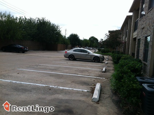 Building Photo - 5500 De Soto St