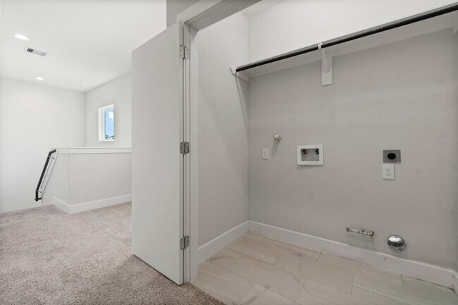 Building Photo - 3362 Pinemont Dr