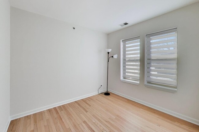 Building Photo - 1 W Oak Ave