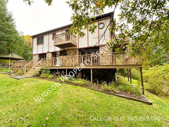 Building Photo - 5 Camelot-