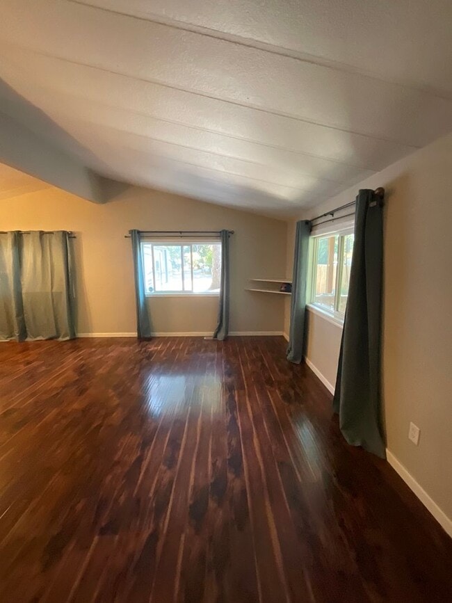 Building Photo - Charming 2 bedroom 2 bath house in Nisqual...