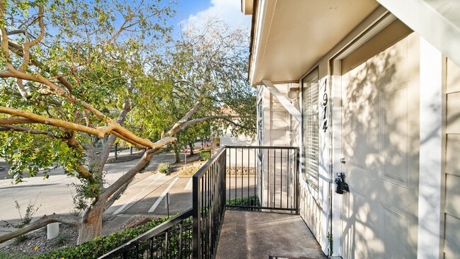 Building Photo - 1914 Lakeside Dr