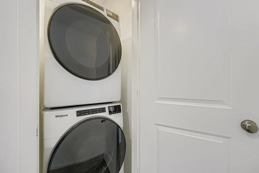 Building Photo - 904 Sandhill Crane Ln