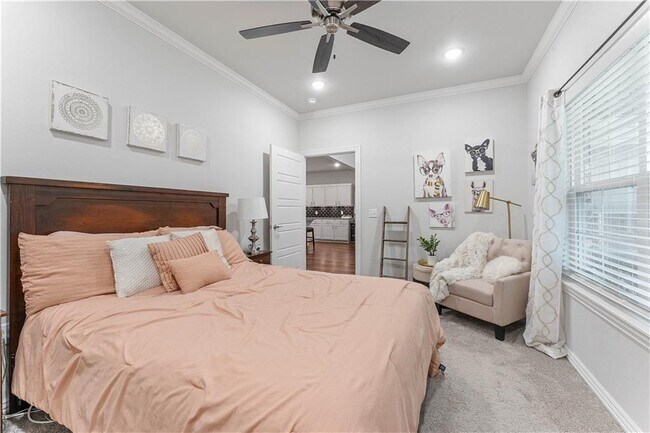 Building Photo - 4407 SW Bison St