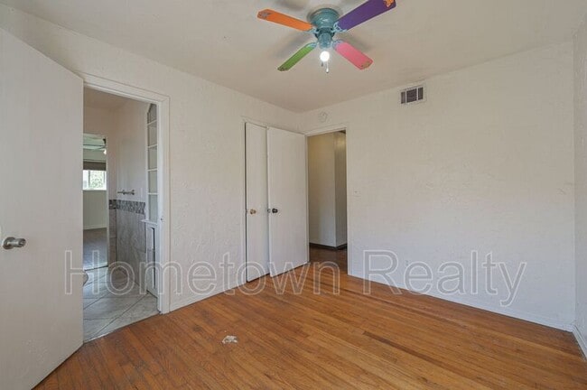 Building Photo - 1805 NE 53rd St