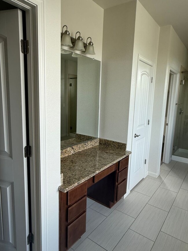 Building Photo - Spacious and Bright 4 Bedroom Home in Wind...