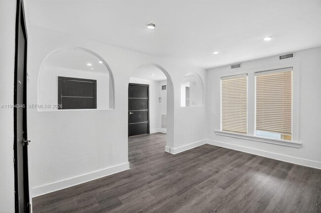 Building Photo - 220 SW 16th St