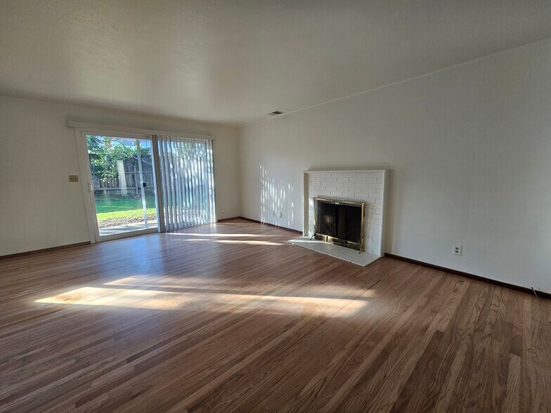 Building Photo - 819 Linden Ln