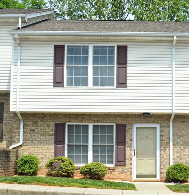 Building Photo - 2 BR 2.5 BTH Townhouse off Wards Ferry Rd