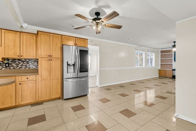 Building Photo - 121 Sully St