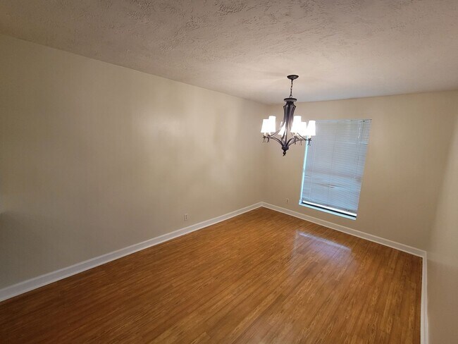 Building Photo - Cute 3B/2B Home Available on October 1st!