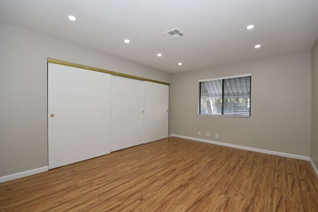 Building Photo - Stunning 2-Bedroom Condo 2nd Floor at The Lakes!