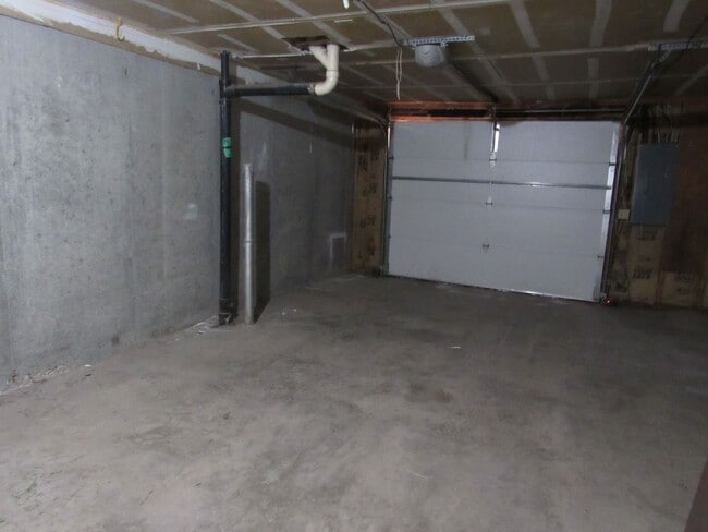 Building Photo - Centrally Located, 2 Bedroom Townhouse w/G...