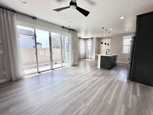 Building Photo - Luxury Living in the Heart of Star, ID – Gated Townhome with High-End Finishes