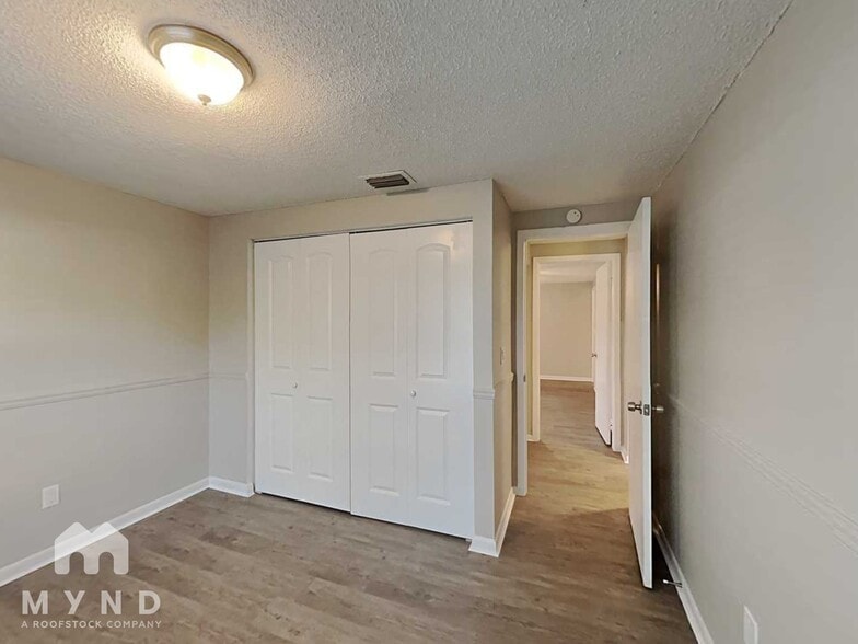 Building Photo - 2233 Selkirk St