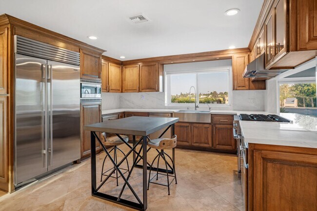 Building Photo - PRIVATE AND TRANQUIL COMPLETELY RENOVATED ...