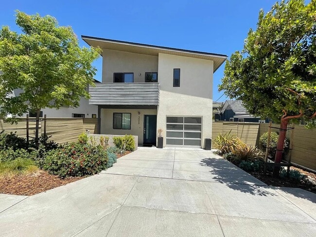 Building Photo - 3098 Rockview Pl