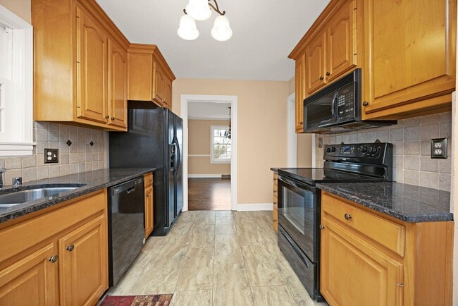 Building Photo - 109 W Poplar St