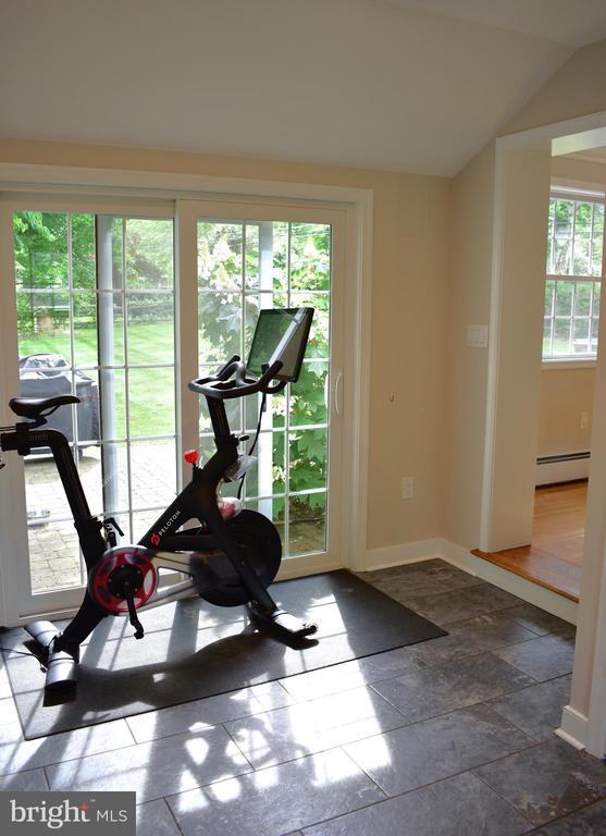 Building Photo - 937 N Hill Dr