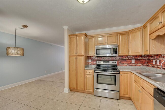 Building Photo - 150 Village Run