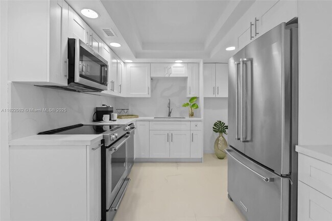 Building Photo - 5555 Collins Ave