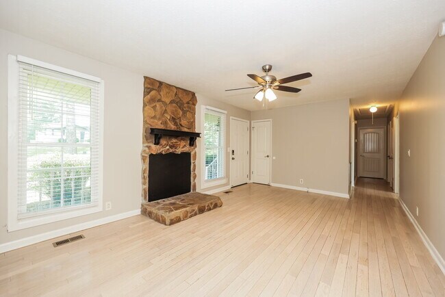 Building Photo - 702 Valley Green Dr