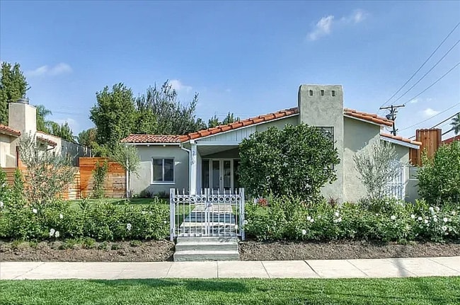 Primary Photo - ¦¦¦¦ ** PRIME HOUSE IN THE GROVE AREA WITH...