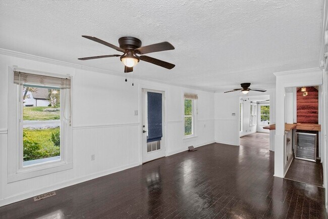 Building Photo - 3008 Lakeshore Dr