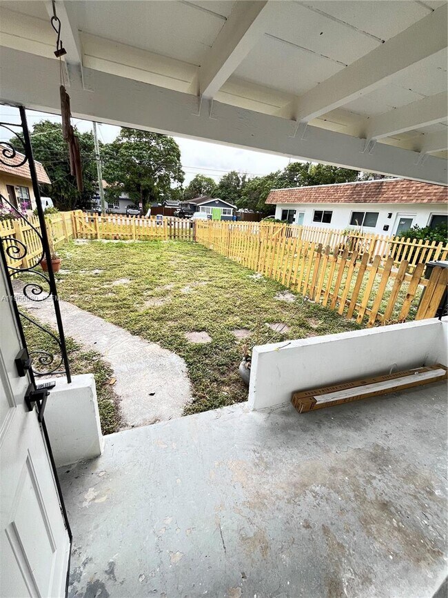 Building Photo - 883 NE 39th St