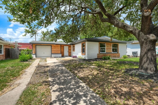 Primary Photo - 2329 San Medina Ave