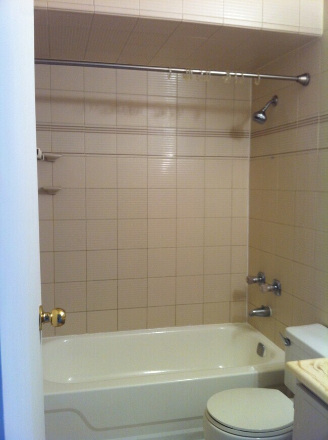 Building Photo - 9368 Bay Colony Dr