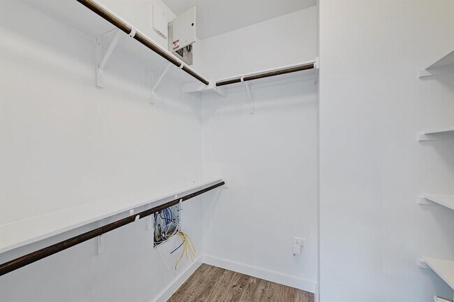 Building Photo - 705 N Bluff Dr