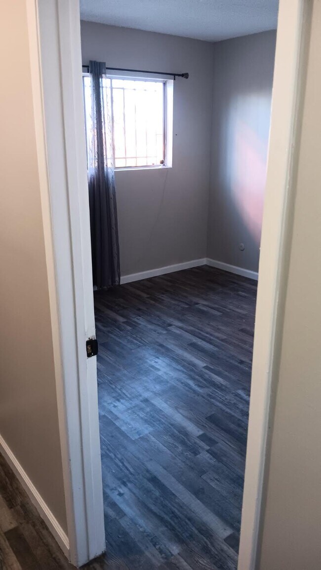 Building Photo - 1934 W Florence Ave