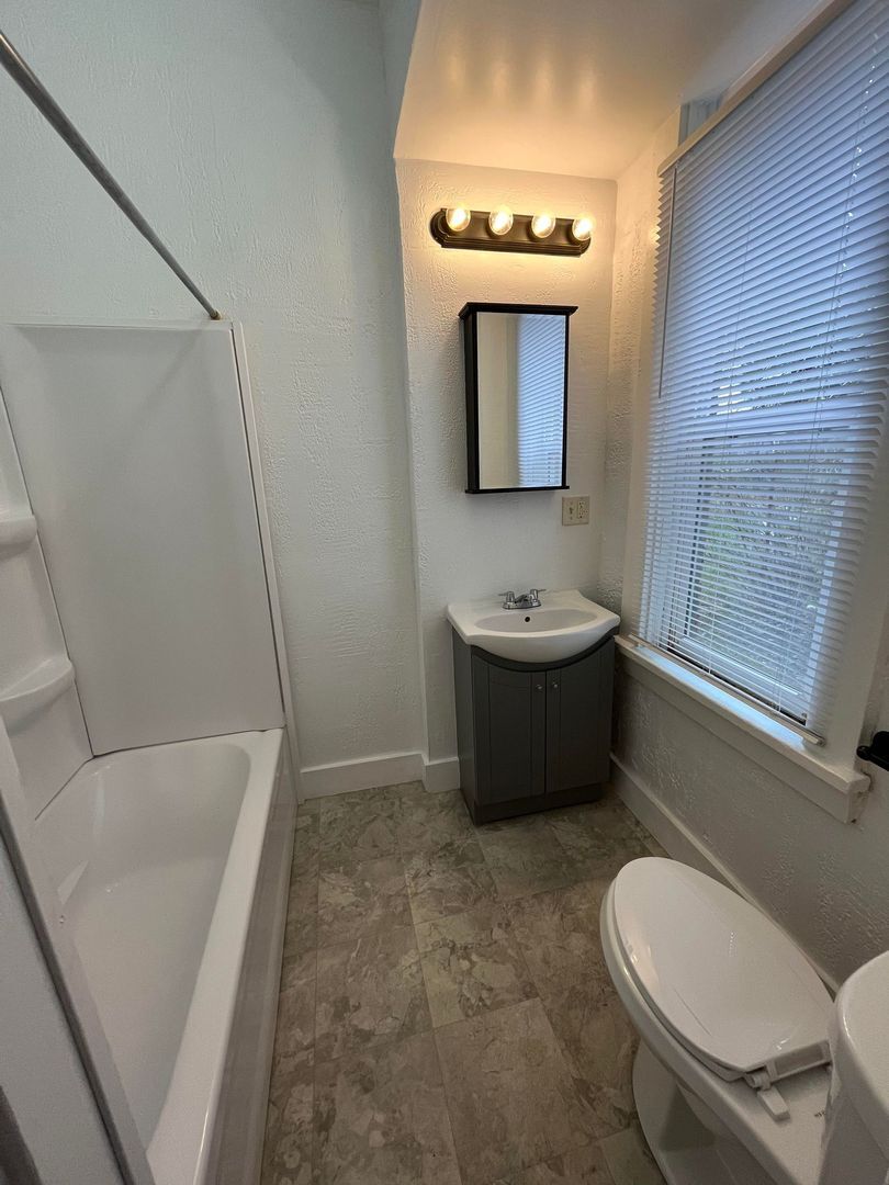 Building Photo - 911 N 9th St Rd