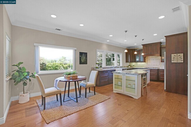 Building Photo - 706 Endsleigh Ct