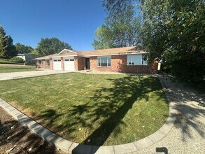 Building Photo - 2 bed, 1 Bath, 1 Car Garage, - Modern Insi...