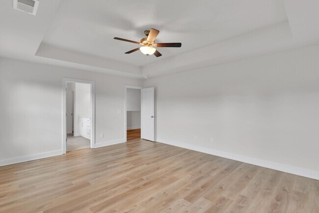 Building Photo - Beautiful 4BR 2.5BA Home w/ Full Appliance Kitchen • Garage Parking •