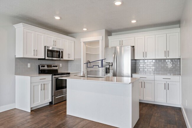 Building Photo - Charming South Weber Townhome Available!