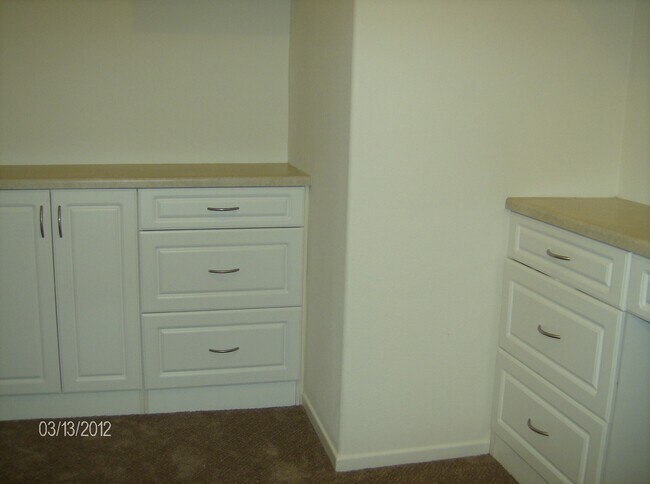 Building Photo - Spacious Three Bedroom Townhouse with Atta...