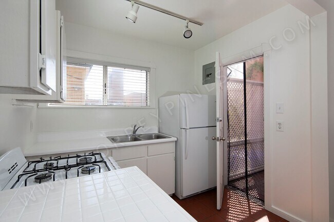 Building Photo - *OPEN HOUSE: 6/21 9:30-10:30AM* 1BR Betwee...