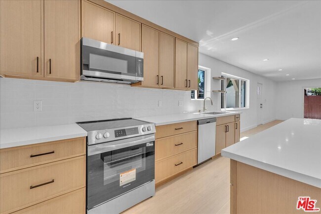 Building Photo - 6913 Encino Ave