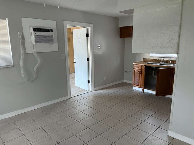 Building Photo - Charming 2BR/1BA in Quiet Alva – Fresh Paint & Pet Friendly