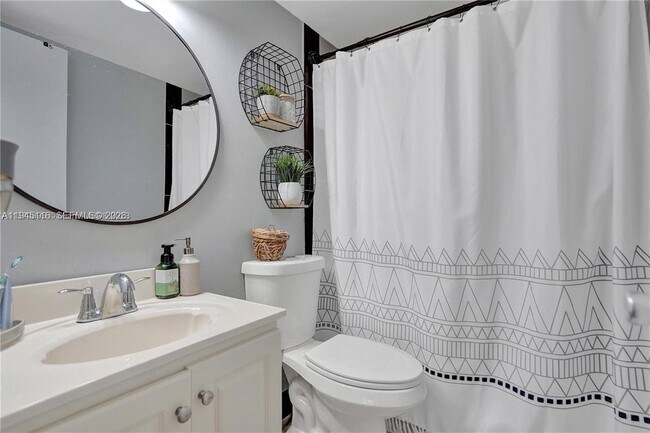 Building Photo - 1490 W 42nd Pl