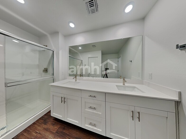 Building Photo - 17134 W Lawrence Ln