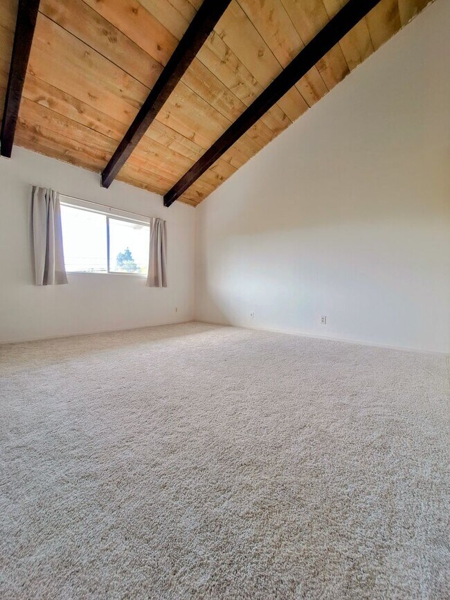 Building Photo - Spacious Second Floor 1bd Condo in Great P...
