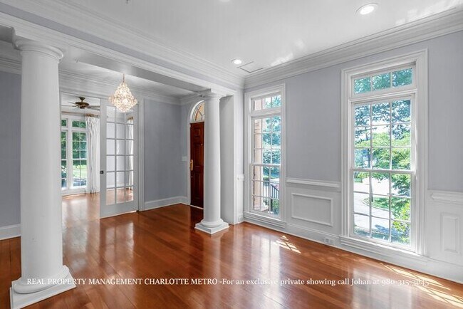 Building Photo - Luxurious 4 Bedroom, 5.5 Bathroom Townhome on Prestigious Queens Road. Contact (980) 315-3645 for...