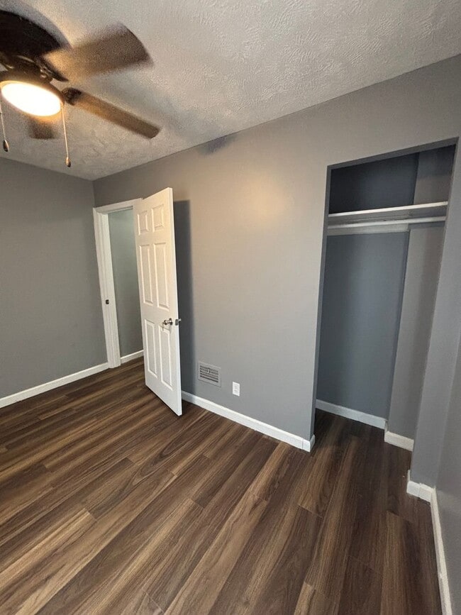 Building Photo - Spacious 4 Bedroom 1.5 Bath House!!