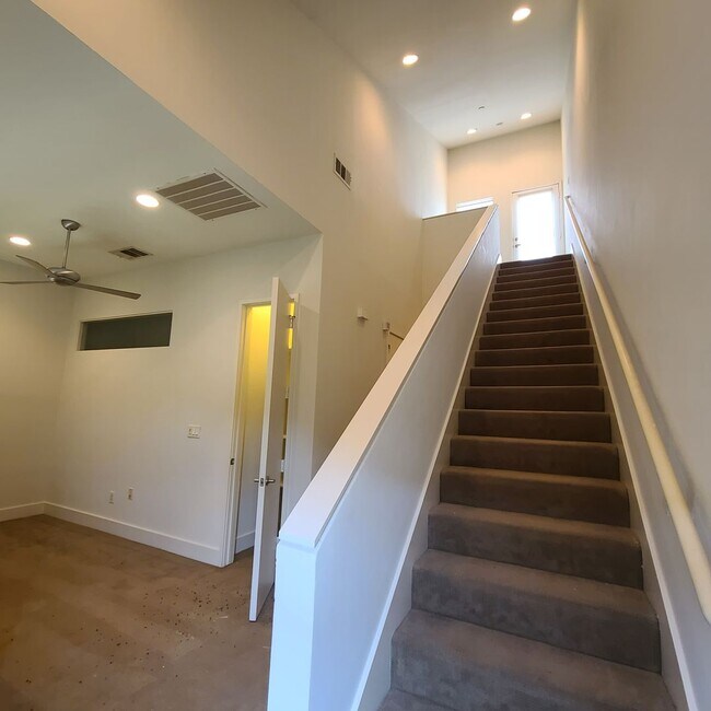 Building Photo - Spacious 3-Story Townhouse With Rooftop De...