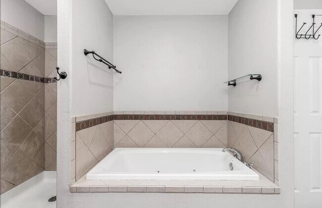 Building Photo - 5 Bedroom Home Located in Waynesville, MO!